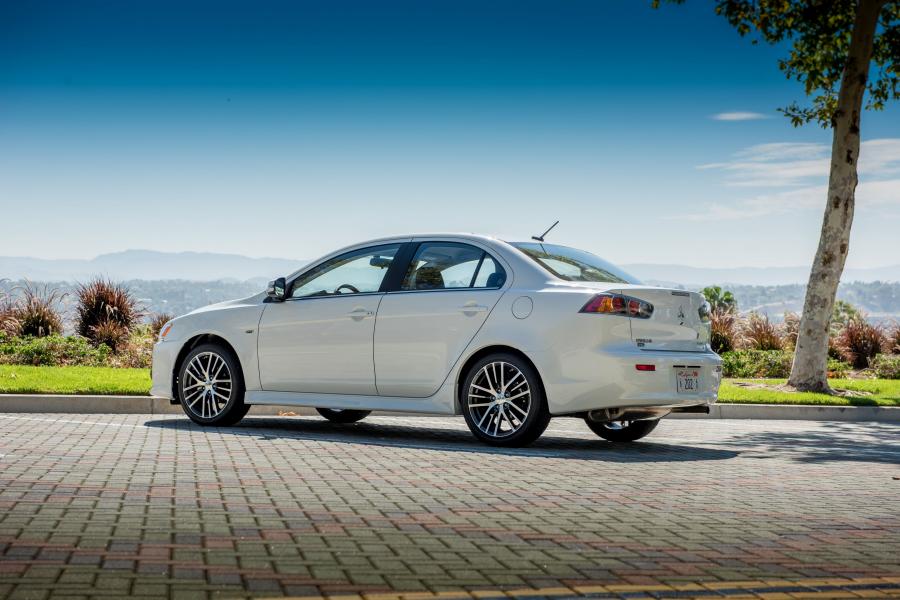  Mitsubishi Lancer SEL 2016 года  (NA) (фото 17 из 21)